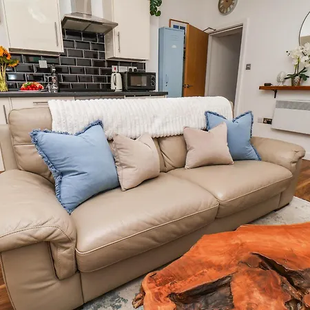 Apartment One Abbey Court *